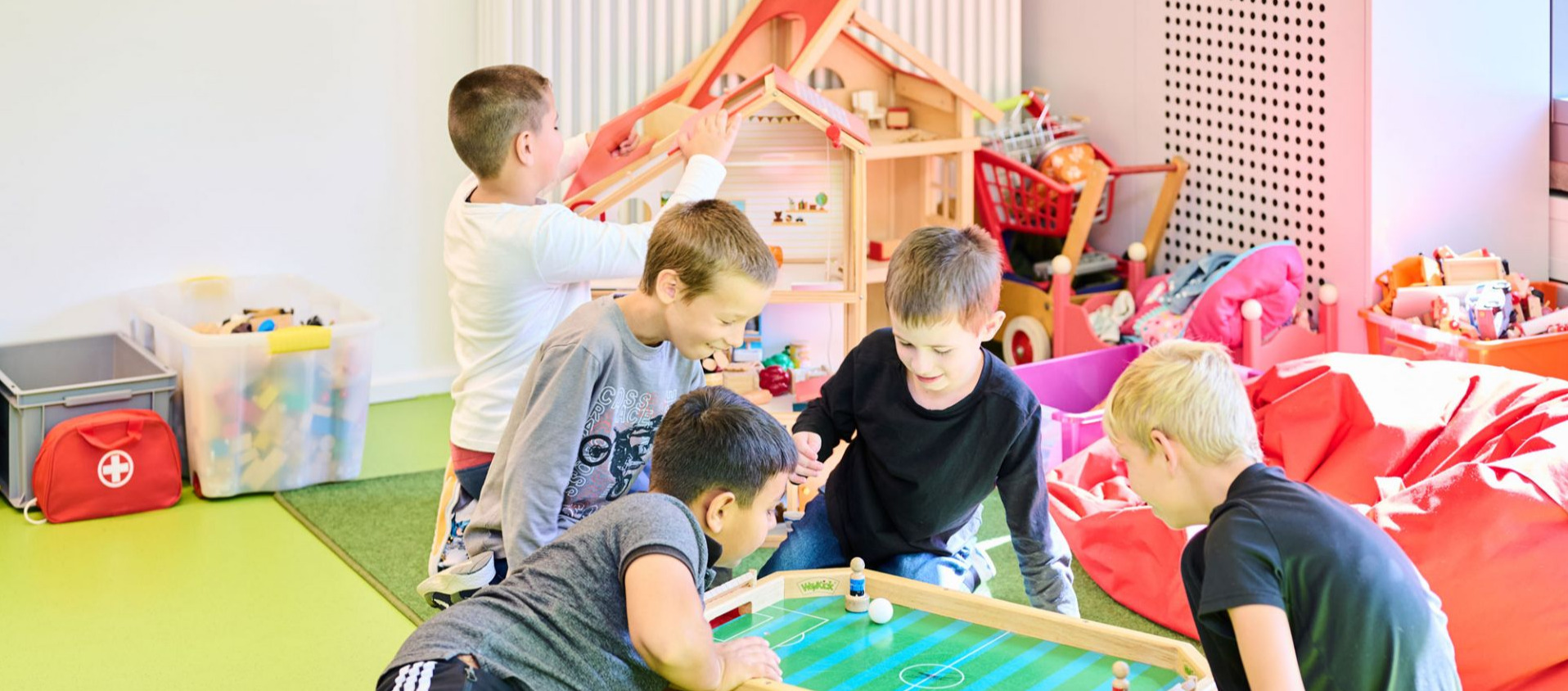Mehrere Schüler spielen in der Ganztagesbetreuung.